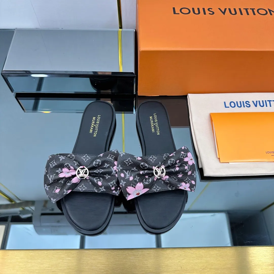 👟👟Ex-factory price 280👟👟 (available all year round) ❥V’s latest popular special material lock it series lock mop, super heavy industry launches! The golden lock on the toe is engraved with the LV letters logo 🔸Number of sizes 34-42) Welcome new and old customers to place orders in the picture above.